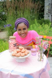 Nadiya Hussain mit Rharbarber-K&uuml;ssen.