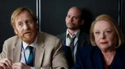 Die parlamentarischen Abgeordneten Sven (Gustaf Hammarsten), Gesine (Martina Eitner-Acheampong) und Gilles (Pascal Sangla) stimmen über einen Vorschlag ab. Die parlamentarischen Abgeordneten Sven (Gustaf Hammarsten), Gesine (Martina Eitner-Acheampong) und Gilles (Pascal Sangla) stimmen über einen Vorschlag ab.