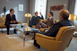 Der Einzige, der dem Treiben der "Goldjungs" um Mick Sommer (Tim Oliver Schultz, zweiter von rechts) nicht tatenlos zusehen will, ist Buchhalter Uwe Lennartz (Jan Krauter, links). Auch Iwan D. Herstatt (Waldemar Kobus, rechts) will seine Warnungen nicht h&ouml;ren. Zweiter von links: Ferdinand Baron von Broustin (Ulrich Friedrich Brandhoff), stellvertretender Direktor der Herstatt-Bank.