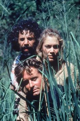 Jack Colton (Michael Douglas, vorne), Joan Wilder (Kathleen Turner), Juan (Alfonso Arau)    +++ Die Verwendung des sendungsbezogenen Materials ist nur mit dem Hinweis und Verlinkung auf RTL+ gestattet. +++