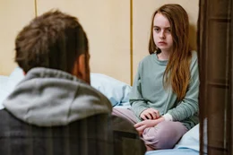 Martin  Schwarz (Lucas  Gregorowicz) versucht Anouk Lamars (Annalee Ranft) Vertrauen zu gewinnen.  +++ Die Verwendung des sendungsbezogenen Materials ist nur mit dem Hinweis und Verlinkung auf RTL+ gestattet. +++