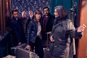 Willkommen im Hochland: Lady McIntosh (Victoria Carling, r.) zeigt den deutschen G&auml;sten ihre Unterkunft: Teamleiterin Linda (Lavinia Wilson, 3.v.r.), Bernhard (Serkan Kaya, 2.v.r.), David (David Kross, 3.v.l.), Jim (J&uuml;rgen Vogel (2.v.l. hinten) und Andreas (Tom Schilling, l.)