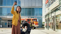 Nathalie K&ouml;hler (Sotiria Loucopoulos) ist eine junge Mutter, die in der Gerbersiedlung lebt und die L&ouml;scharbeiten beobachtet - Fotos davon postet sie im Internet.