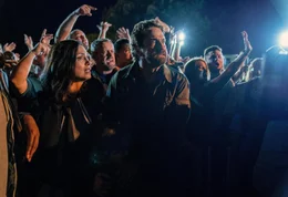 L-R: Allison Garrity (Morena Baccarin), John Garrity (Gerard Butler)
