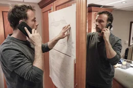 Martin Schwarz (Lucas Gregorowicz) studiert den Decksplan, w&auml;hrend er mit Diesel telefoniert.  +++ Die Verwendung des sendungsbezogenen Materials ist nur mit dem Hinweis und Verlinkung auf RTL+ gestattet. +++