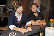 Patrick (Bj&ouml;rn Harras, l.) erf&auml;hrt von Max "Tuner" (Thomas Drechsel), dass Emily ein Verh&auml;ltnis mit Dominik hat.