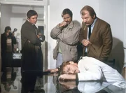 Das Motiv scheint das klar zu sein: Vertuschung von krimineller Umweltverschmutzung, aber wer ist der Mörder von Dr. Waldorf (Felix von Manteuffel, vorn) fragen sich Schimanski (Götz George, M) und Thanner (Eberhard Feik, r) Das Motiv scheint das klar zu sein: Vertuschung von krimineller Umweltverschmutzung, aber wer ist der Mörder von Dr. Waldorf (Felix von Manteuffel, vorn) fragen sich Schimanski (Götz George, M) und Thanner (Eberhard Feik, r)