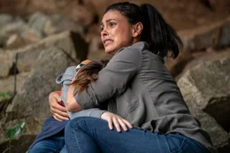 Allison (Morena Baccarin) und ihr Sohn Nathan (Roger Dale Floyd) sind im Chaos der Evakuierung auf sich selbst gestellt.