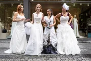 Monika Giesinger (Andrea Sawatzki, l.) muss ihre Tochter Sandra (Klara Lange, 2.v.l.) beruhigen, denn es l&auml;uft einiges schief, als sie mit Sandy Koslowski (Cosima Henman, 2.v.r.) und deren Mutter Gabi (Anita Vulesica, r.) ein Brautkleid kaufen m&ouml;chte.