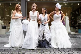 Monika Giesinger (Andrea Sawatzki, l.) muss ihre Tochter Sandra (Klara Lange, 2.v.l.) beruhigen, denn es l&auml;uft einiges schief, als sie mit Sandy Koslowski (Cosima Henman, 2.v.r.) und deren Mutter Gabi (Anita Vulesica, r.) ein Brautkleid kaufen m&ouml;chte.