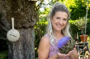 In der fünften Folge lädt „Deko-Queen“ Alexandra Straßburger aus Saarbrücken in ihren Garten. Auf 2000 Quadratmetern lebt die begeisterte Flohmarktbesucherin ihren ganz persönlichen Gartentraum. „Der Garten ist so vielfältig wie wir“ sagt Alexandra und hat so neun extrem unterschiedlich gestaltete grüne Zimmer erschaffen von der Wellnessoase über einen streng geometrisch bepflanzten „Klostergarten“ bis hin zum romantisch verspielten Rosengarten. In der fünften Folge lädt „Deko-Queen“ Alexandra Straßburger aus Saarbrücken in ihren Garten. Auf 2000 Quadratmetern lebt die begeisterte Flohmarktbesucherin ihren ganz persönlichen Gartentraum. „Der Garten ist so vielfältig wie wir“ sagt Alexandra und hat so neun extrem unterschiedlich gestaltete grüne Zimmer erschaffen von der Wellnessoase über einen streng geometrisch bepflanzten „Klostergarten“ bis hin zum romantisch verspielten Rosengarten.