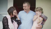 Eine Familie hat keine Ahnung, wie sie ihren leeren, kleinen und schattigen Garten einladender gestalten kann. Eine Familie hat keine Ahnung, wie sie ihren leeren, kleinen und schattigen Garten einladender gestalten kann.