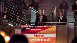 Politische Kundgebung oder Gedenkveranstaltung f&uuml;r die ermordete Anna Slomka?Nachwuchspolitiker Nils Jacob (Franz P&auml;tzold, Mitte rechts) ist &uuml;berrascht, dass Kommissarin Martina B&ouml;nisch (Anna Schudt, Mitte) das Wort ergreift.