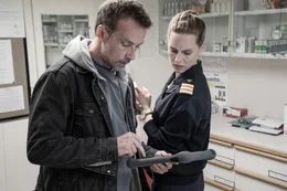 Martin Schwarz (Lucas Gregorowicz) m&ouml;chte von Dr. Elena Beck (Picco von Groote) wissen, ob das von Anouk gezeichnete Versteck existiert.  +++ Die Verwendung des sendungsbezogenen Materials ist nur mit dem Hinweis und Verlinkung auf RTL+ gestattet. +++