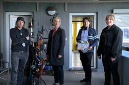 In dieser Woche (7.7.2020) starteten die Dreharbeiten zu &acirc;&euro;žHeile Welt&acirc;&euro;&oelig;, dem neuen &acirc;&euro;žTatort&acirc;&euro;&oelig; aus Dortmund. Neu im Team ist Stefanie Reinsperger. In ihrer Rolle als Hauptkommissarin Rosa Herzog ermittelt sie k&Atilde;&frac14;nftig an der Seite von Peter Faber (J&Atilde;&para;rg Hartmann), Martina B&Atilde;&para;nisch (Anna Schudt) und Jan Pawlak (Rick Okon). (s. auch ausf&Atilde;&frac14;hrliche Pressemitteilung v. heute. v.l.i.n.re.:  Philipp Kirsamer (Kamera), Anna Schudt ("Martina B&Atilde;&para;nisch") Sebastian Ko (Regie), Stefanie Reinsperger ("Rosa Herzog") &Acirc;&copy; WDR/Bavaria Fiction GmbH/Bernd Spauke, honorarfrei - Verwendung gem&Atilde;&curren;&Atilde;&Yuml; der AGB im engen inhaltlichen, redaktionellen Zusammenhang mit genannter WDR-Sendung und bei Nennung "Bild: WDR/Bavaria Fiction GmbH/Bernd Spauke" (S1+). WDR Kommunikation/Redaktion Bild, K&Atilde;&para;ln, Tel: 0221/220 -7132 oder -7133, Fax: -777132, bildredaktion@wdr.de