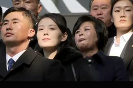 Kim Yo Jong (Mi.) bei ihrer Ankunft im Februar 2018 am Flughafen von Incheon nahe Seoul: wohlwissend, dass es &uuml;berall Kameras gab, dass die Journalisten sie filmten und jede ihrer Bewegungen verfolgten.