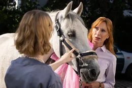 Ein tierisches Geschenk zur Hochzeit: Sandra Giesinger (Klara Lange, l.) und ihre Mutter Monika (Andrea Sawatzki, r.) sind &uuml;berrascht, als pl&ouml;tzlich ein Pferd in ihrer Einfahrt steht.