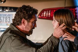 John (Gerard Butler, l.) spricht S&ouml;hnchen Nathan (Roger Floyd Dale, r.) Mut zu.
