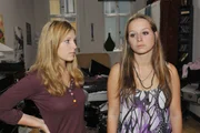 Lilly (Iris Mareike Steen, l.) bemerkt, dass Tanja (Senta Sofia Delliponti) von ihrem Vater entt&auml;uscht ist.