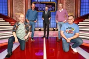 Moderator Kai Pflaume (M.) und seine Rateteam-Kapit&auml;ne Bernhard Ho&euml;cker (l.) und Elton (r.) begr&uuml;&szlig;en in dieser Sendung den Fernsehkoch Frank Rosin (2.v.l.) und den Fernsehkoch Christian Rach (2.v.r.).