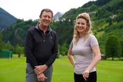 Heimatleuchten Moderatorin Sarah Pernerstetter mit Golflehrer Adam Fisher Heimatleuchten Moderatorin Sarah Pernerstetter mit Golflehrer Adam Fisher