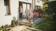 Eine vierköpfige Familie lebt seit acht Jahren in einem Haus mit Garten, wobei der Garten ziemlich vernachlässigt ist. Inzwischen meiden die Eltern den Garten sogar – der beste Grund für Dominik Strzelec, die Grünfläche der Familie zu verschönern. Mit seinem Team entwirft er einen idyllischen Gartenweg, eine traumhafte Terrasse und einen schönen Garten in schlichtem und edlen Design. Dafür kombiniert er zeitgemäßen Beton mit Lärchenholz und schönen Pflanzen. Eine vierköpfige Familie lebt seit acht Jahren in einem Haus mit Garten, wobei der Garten ziemlich vernachlässigt ist. Inzwischen meiden die Eltern den Garten sogar – der beste Grund für Dominik Strzelec, die Grünfläche der Familie zu verschönern. Mit seinem Team entwirft er einen idyllischen Gartenweg, eine traumhafte Terrasse und einen schönen Garten in schlichtem und edlen Design. Dafür kombiniert er zeitgemäßen Beton mit Lärchenholz und schönen Pflanzen.