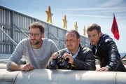 Gemeinsam mit dem albanischen Drogenfahnder Boschko (Matthias Weidenhöfer, l.) beobachten Semir (Erdogan Atalay, M.) und Alex (Vinzenz Kiefer) in Tirana vom Hoteldach aus die Gangster und beratschlagen einen Plan. Gemeinsam mit dem albanischen Drogenfahnder Boschko (Matthias Weidenhöfer, l.) beobachten Semir (Erdogan Atalay, M.) und Alex (Vinzenz Kiefer) in Tirana vom Hoteldach aus die Gangster und beratschlagen einen Plan.