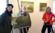 v.li.: Magdalena Ganter, Künstler Albi Maier in seinem Atelier im Feldbergturm und Annette Krause. v.li.: Magdalena Ganter, Künstler Albi Maier in seinem Atelier im Feldbergturm und Annette Krause.