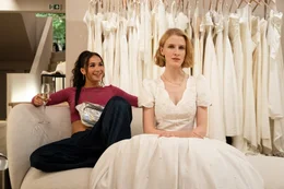 Sandy Koslowski (Cosima Henman, l.) hat eindeutig andere Vorstellungen vom perfekten Brautkleid als Sandra Giesinger (Klara Lange, r.).