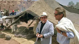 Ralph (Danny DeVito, li.) und Jack Colton (Michael Douglas) sind auf der Suche nach Joan..