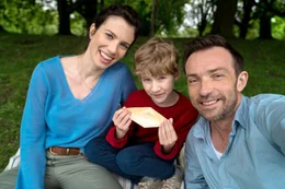 Erinnerung an ein Bild aus gl&uuml;cklichen Tagen: (v.l.) Nadja (Anna Rot), Timmy (Finnlay Berger) und Martin Schwartz (Lucas Gregorowicz)  +++ Die Verwendung des sendungsbezogenen Materials ist nur mit dem Hinweis und Verlinkung auf RTL+ gestattet. +++