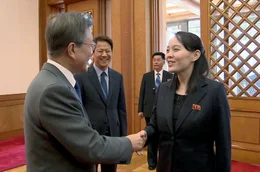 Nordkoreas Kim Yo Jong trifft den s&uuml;dkoreanischen Pr&auml;sidenten Moon Jae In im Jahr 2018 im Blauen Haus. Die Schwester von Kim Jong Un hat von ihrem Bruder zus&auml;tzliche Autorit&auml;t erhalten.