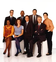 Die große Unterstützung des Bürgermeisters: Janelle (Victoria Dillard, l.), Stuart (Alan Ruck, 2.v.l.), Nikki (Connie Britton, 3.v.l.), Carter (Michael Boatman, 4.v.l.), Michael (Michael J. Fox, 4.v.r.), Paul (Richard Kind, 3.v.r.), Bürgermeister Winston (Barry Bostwick, 2.v.r.) und James (Alexander Gaberman, r.). Die große Unterstützung des Bürgermeisters: Janelle (Victoria Dillard, l.), Stuart (Alan Ruck, 2.v.l.), Nikki (Connie Britton, 3.v.l.), Carter (Michael Boatman, 4.v.l.), Michael (Michael J. Fox, 4.v.r.), Paul (Richard Kind, 3.v.r.), Bürgermeister Winston (Barry Bostwick, 2.v.r.) und James (Alexander Gaberman, r.).