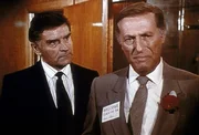 Peter Bergstrom (Don Stewart, l.) teilt seinem Freund und Klienten Steele (Lloyd Bochner, r.) mit, dass sich sein Publikum nicht mehr für ihn interessiert. Peter Bergstrom (Don Stewart, l.) teilt seinem Freund und Klienten Steele (Lloyd Bochner, r.) mit, dass sich sein Publikum nicht mehr für ihn interessiert.