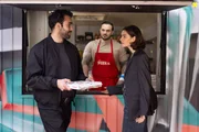 Baris (Metehan Demiröz, l.) behält spontan Larissas (Ilka Mahrholz) Multitool, um mit ihr in Verbindung zu bleiben. Hinten Gianni (Stefano Ligorio). Baris (Metehan Demiröz, l.) behält spontan Larissas (Ilka Mahrholz) Multitool, um mit ihr in Verbindung zu bleiben. Hinten Gianni (Stefano Ligorio).