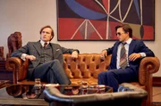 Anders als Mick Sommer (Tim Oliver Schultz, rechts) hat der stellvertretende Direktor der Herstatt-Bank, Ferdinand Baron von Broustin (Ulrich Friedrich Brandhoff) durchaus Respekt vor dem Risiko der Devisengesch&auml;fte, doch sie beenden? Nein, lieber nicht.