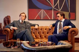 Anders als Mick Sommer (Tim Oliver Schultz, rechts) hat der stellvertretende Direktor der Herstatt-Bank, Ferdinand Baron von Broustin (Ulrich Friedrich Brandhoff) durchaus Respekt vor dem Risiko der Devisengesch&auml;fte, doch sie beenden? Nein, lieber nicht.