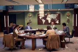 Eine Truppe wild zockender Broker: Die "Goldjungs" um Mick Sommer (Tim Oliver Schultz, links) im Handelsraum der Herstatt-Bank.