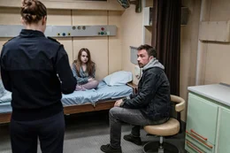 Martin  Schwarz (Lucas  Gregorowicz) und Schiffs&auml;rztin Dr. Elena Beck (Picco von Groote, l.) versuchen Anouk Lamars (Annalee Ranft) Vertrauen zu gewinnen.  +++ Die Verwendung des sendungsbezogenen Materials ist nur mit dem Hinweis und Verlinkung auf RTL+ gestattet. +++