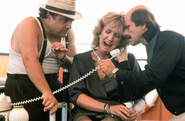 Ralph (Danny DeVito, l.), Elaine (Mary Ellen Trainor), Ira (Zack Norman)    +++ Die Verwendung des sendungsbezogenen Materials ist nur mit dem Hinweis und Verlinkung auf RTL+ gestattet. +++