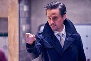 Andreas (Tom Schilling) glaubt allen Ernstes, dass die K&ouml;chin f&uuml;r die Gesch&auml;ftsleitung spioniert.
