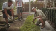 Gartenprofi Dominik Strzelec sucht im Baumarkt nach Hausbesitzern, denen er etwas ganz Besonderes schenken möchte – einen komplett umgestalteten Garten. Er trifft auf Basia, Rafal und ihren Sohn, die eine ungenutzte Terrasse, kahle Stellen im Rasen und hier und da vertrocknete Pflanzen zu bieten haben. Gartenprofi Dominik Strzelec sucht im Baumarkt nach Hausbesitzern, denen er etwas ganz Besonderes schenken möchte – einen komplett umgestalteten Garten. Er trifft auf Basia, Rafal und ihren Sohn, die eine ungenutzte Terrasse, kahle Stellen im Rasen und hier und da vertrocknete Pflanzen zu bieten haben.