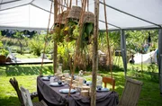 Finale – das letzte Gartenfest findet auf einer „Dorfwiese“ in Lohmar statt. Diesen 10.000 Quadratmeter großen Gemeinschaftsgarten haben Caro und ihr Mann Florian vor zwei Jahren – mitten im Lockdown – gegründet. Einfach um mal rauszukommen, sich im Grünen zu bewegen und vor allem um Menschen unter freiem Himmel in der Natur und bei frischer Luft zusammen zu bringen. Finale – das letzte Gartenfest findet auf einer „Dorfwiese“ in Lohmar statt. Diesen 10.000 Quadratmeter großen Gemeinschaftsgarten haben Caro und ihr Mann Florian vor zwei Jahren – mitten im Lockdown – gegründet. Einfach um mal rauszukommen, sich im Grünen zu bewegen und vor allem um Menschen unter freiem Himmel in der Natur und bei frischer Luft zusammen zu bringen.