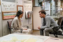 Julia (Liane Forestieri) im Gespr&auml;ch mit Martin Schwartz (Lucas Gregorowicz).  +++ Die Verwendung des sendungsbezogenen Materials ist nur mit dem Hinweis und Verlinkung auf RTL+ gestattet. +++