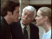 Steve (Barry Van Dyke, l.) und Ellen (Kim Quinn, r.) streiten sich &uuml;ber ihre unterschiedliche Auffassung effektiver Ermittllungsmethoden. Mark (Dick Van Dyke, M.) gibt sich M&uuml;he zu schlichten.