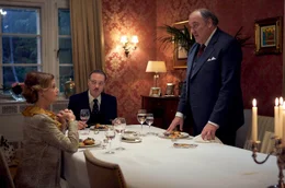 Der millionenschwere Hans Gerling (Martin Brambach, Mitte) ist der Jugendfreund Iwan D. Herstatts (Waldemar Kobus). Links Hans Ehefrau Irene (Leslie Malton).