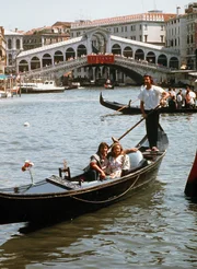 Es muss nicht immer Velden sein: Die verliebte Ida (Julia Biedermann) ist Lenny (Roy Black) nach Venedig gefolgt. Es muss nicht immer Velden sein: Die verliebte Ida (Julia Biedermann) ist Lenny (Roy Black) nach Venedig gefolgt.