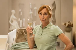 Monika Giesinger (Andrea Sawatzki) &uuml;bersteht das Brautmode-Shopping nicht ohne ein Glas Sekt.