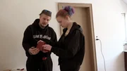 Cindy und Ossi schuften weiter an ihrem Haus - und wirbeln dabei jede Menge Staub auf, denn die Wände brauchen dringend einen neuen Schliff. Cindy und Ossi schuften weiter an ihrem Haus - und wirbeln dabei jede Menge Staub auf, denn die Wände brauchen dringend einen neuen Schliff.