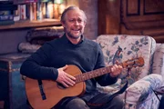 Alkohol und Musik sorgen f&uuml;r eine zunehmend gel&ouml;ste Stimmung unter den Teilnehmern und Teilnehmerinnen der Teambuilding-Ma&szlig;nahme in Schottland, hier bei Jim (J&uuml;rgen Vogel).